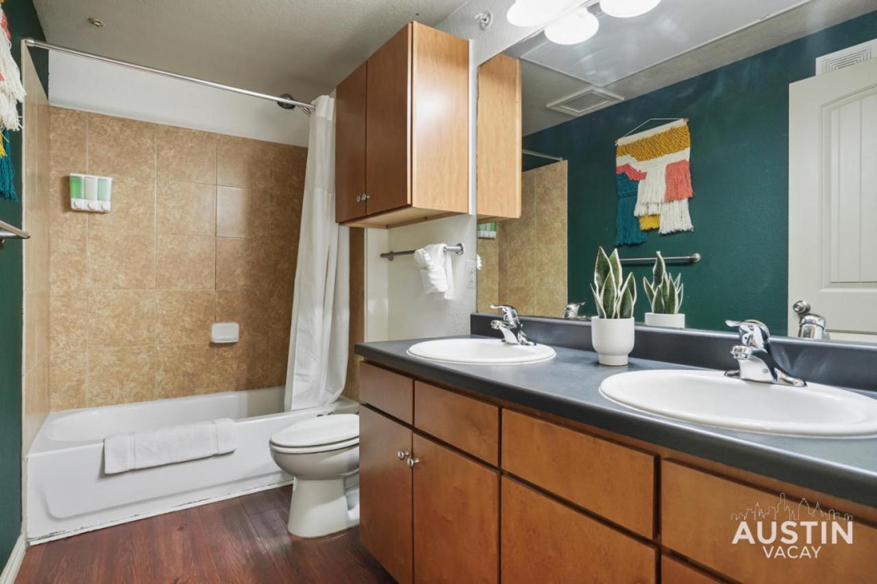 Апартаменты Stylish 4Br With Smart Tv And Free Garage Parking Остин Экстерьер фото